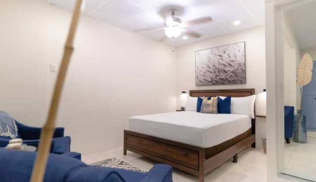 The Sanctuary: Studio near Airport with fire place