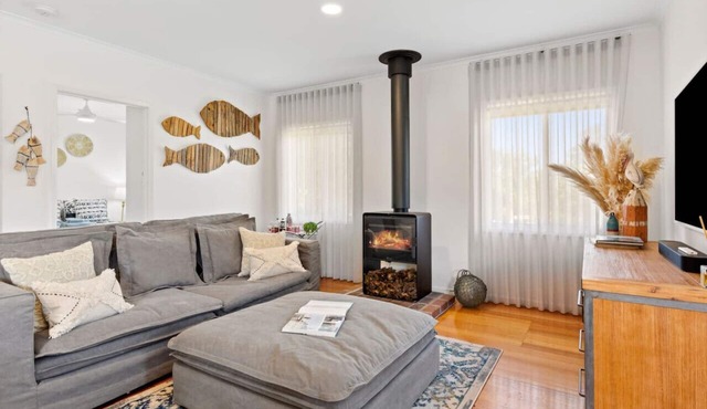 The Shack- Fireplace, walk to beach, pet friendly
