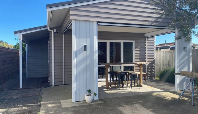 The Shack - Pauanui Guest House - 2 Bedrooms - Self-Contained + Full Kitchen