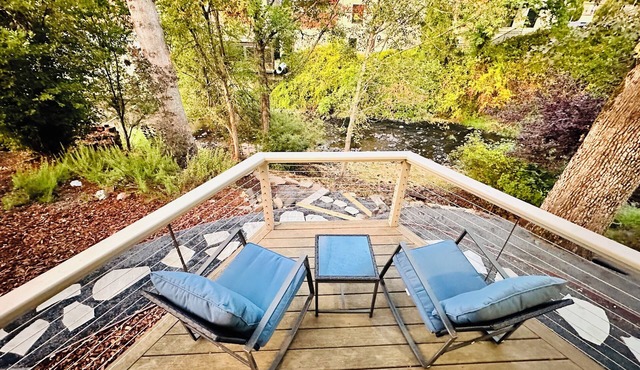 The Shamrock Creekside Cottage- ONE BLOCK FROM DOWNTOWN & on the CREEK!
