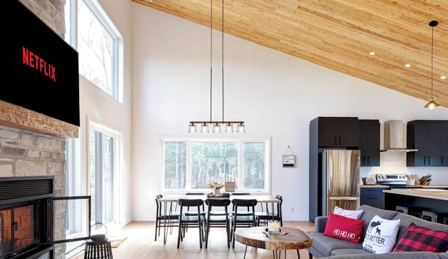The Shore's Chalet | Spa | Fireplace | Terraces | Foosball Table
