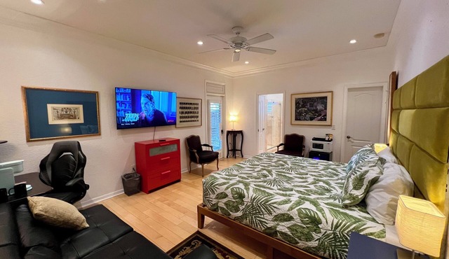 THE SIGNATURE ORANGE GROVE KING SUITE