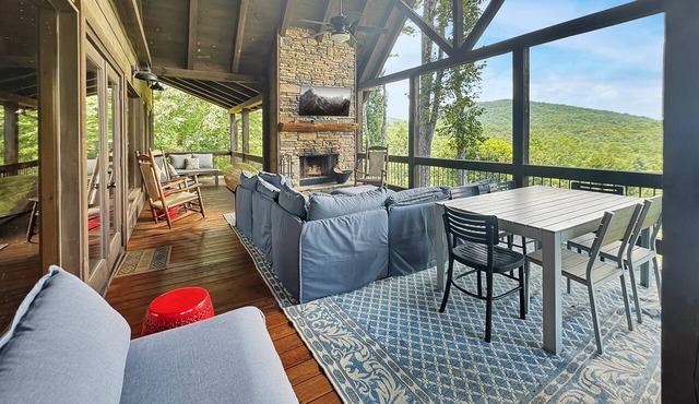 The Silver Fox - Modern Chic Decor | Hot Tub | Aska Adventure Area