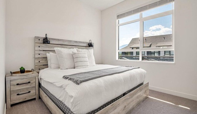 The Silver Fox | Private Hot Tub | Walk to Beach