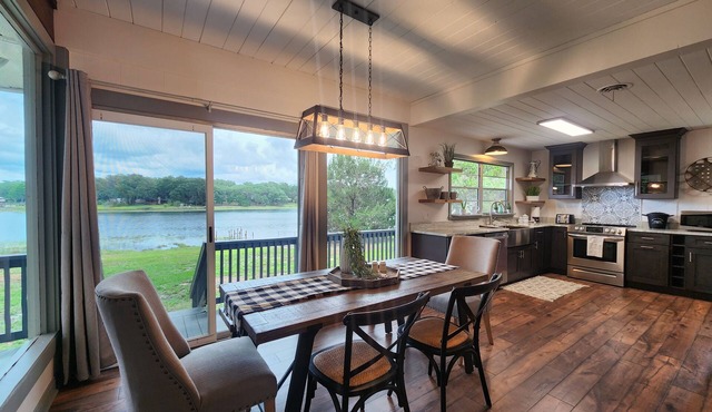 The Silver Springs Lakefront Cottage - with Canoe