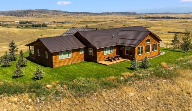 The Skyhawk Lodge - Wonderful home with incredible views on 10 acres!