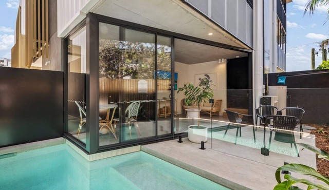 The Smith luxury holiday home with heated pool near beach