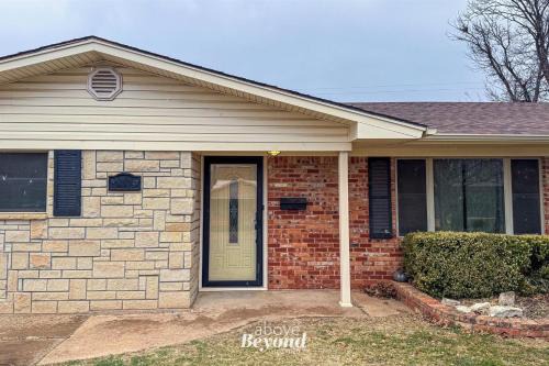The Spacious Avocado 4 Bed, 2 Bath