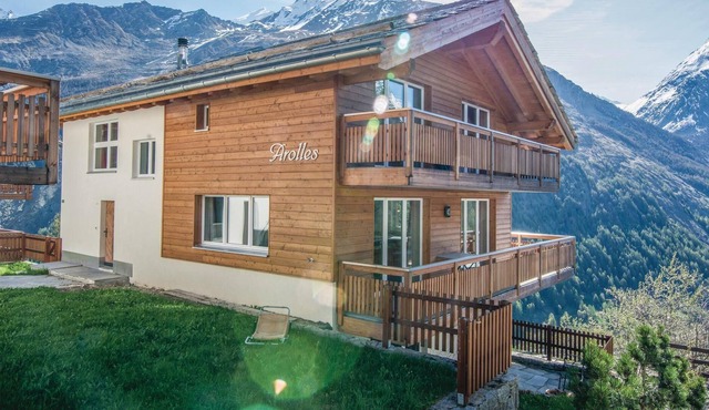 The spacious vacation home Les Arolles has room for a total of 12 people and is 225 m2. It was built
