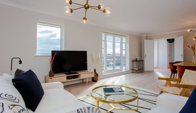 The Sparkford Gardens - Lovely 2BDR with Balcony