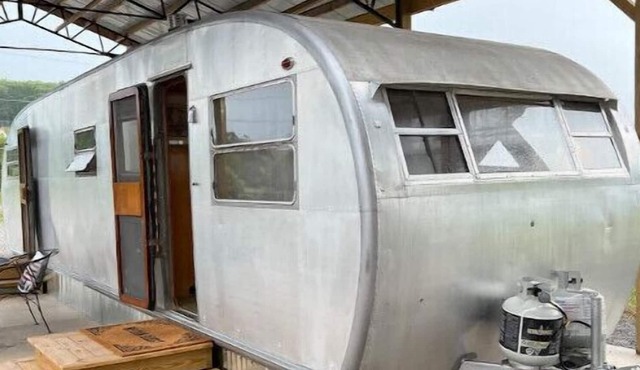The Spartan Village - 1953 Royal Spartanette #1 A Retro Travel Coach Resort