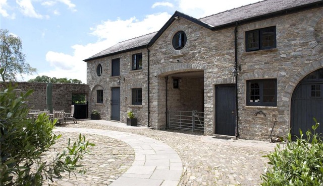 The Stable Loft, Llwynhelig Manor