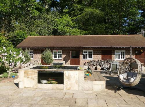 The Stables - 2 bed with large garden and hot tub.