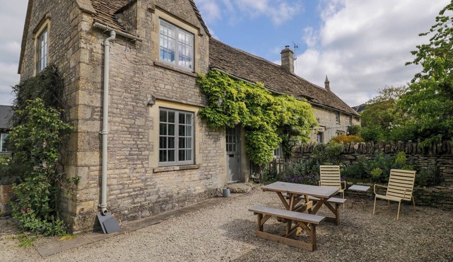 THE STABLES AT DAUBENEYS, pet friendly, with a garden in Colerne