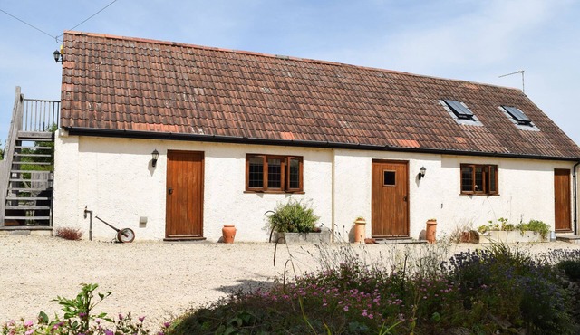 THE STABLES, pet friendly, with a garden in North Curry
