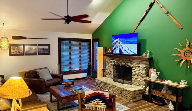 The Stone & Bridge: Close to MKT Trail & Dog Park, Dining, Groceries & I-70