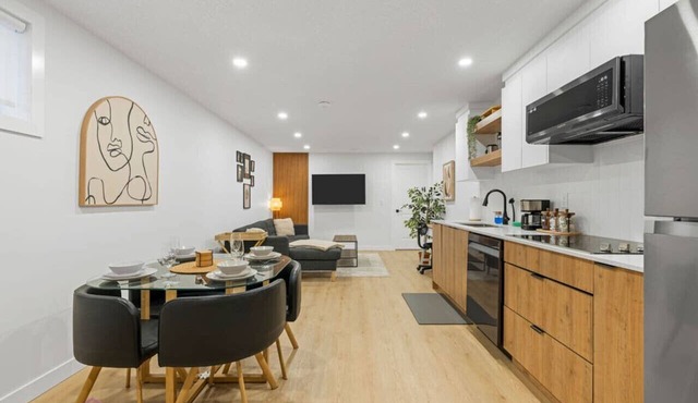 The Suite Escape | 2 BD | Near WEM & DT | Sleeps 5
