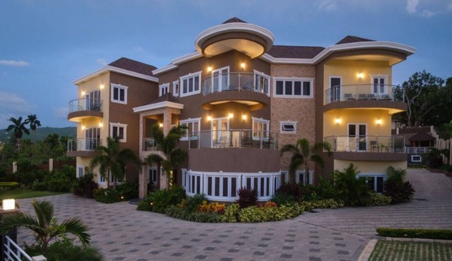 The Sun Seeker Villa Ja. 5 Bedrooms in Montego Bay. Fully staffed.