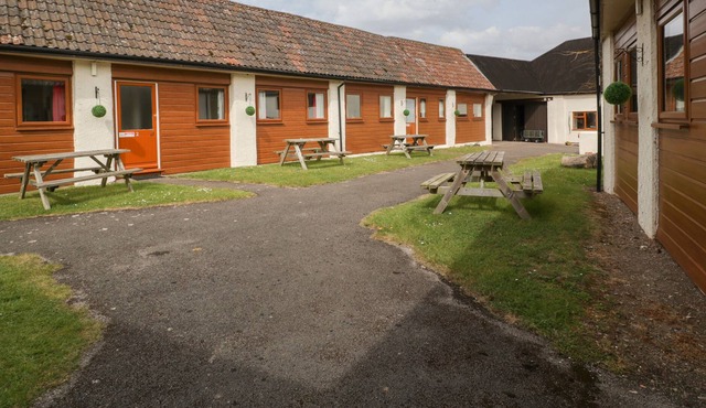 THE SWALLOWS (NO1), family friendly, with a garden in Watchet