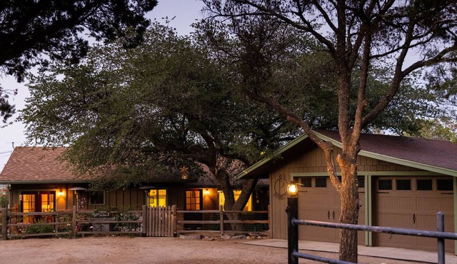 **The Thumb Butte Retreat** 5 min drive to Downtown. Pet friendly with big yard!