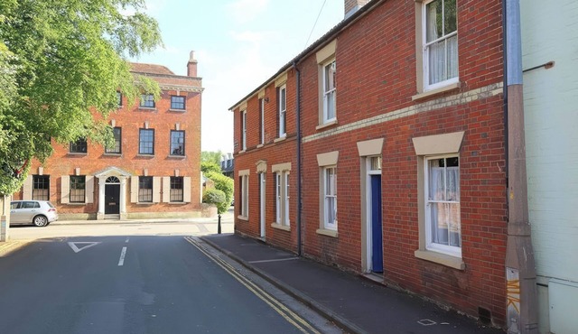 THE TOWNHOUSE, character holiday cottage in Salisbury