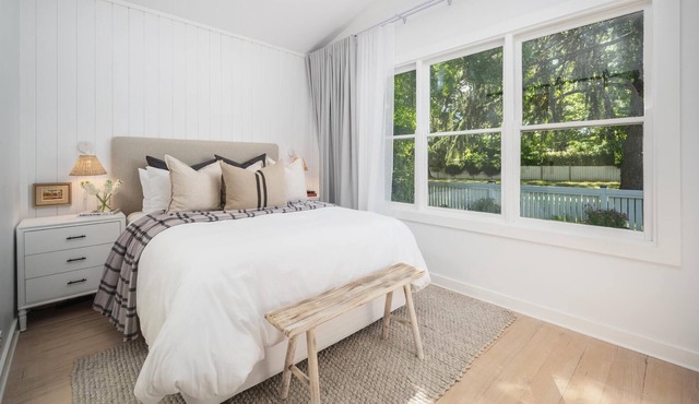 The Tradesman's Cottage - Falling from the pages of a Home Styling Magazine, this 3-bedroom, 3-bathroom cottage is perfectly suited to families or a couples weekend away.