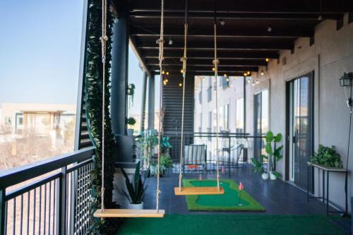 The Treehouse Spacious & Fun 2BR Retreat in the Heart of the Domain