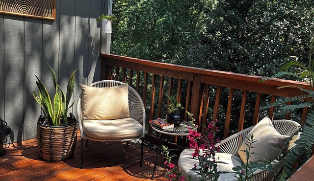 The Treehouse Retreat: Come Enjoy Contemporary Charm Amidst Woodland Serenity