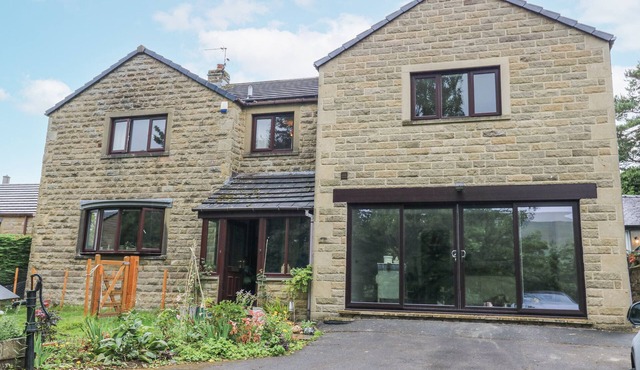 THE TREETOP, romantic, with a garden in Settle