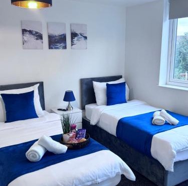 The Triplex 2 Wolverhampton - 4 Bedroom - Free Parking - Fast WIFI