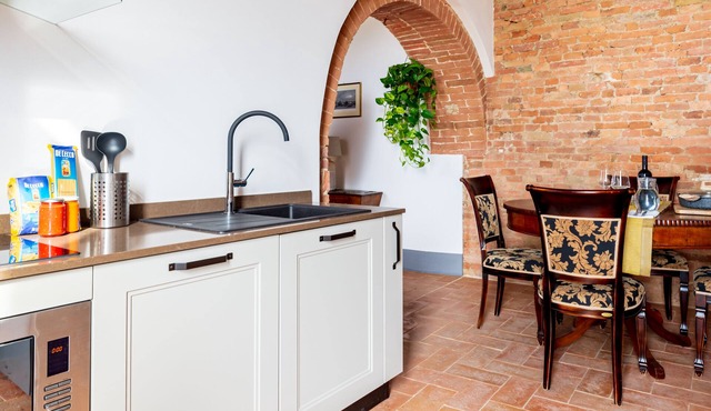 The Tuscan arches - with 3 garden accesses!