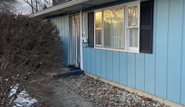 The Urbana Blue House- Tranquil 3 bedroom getaway