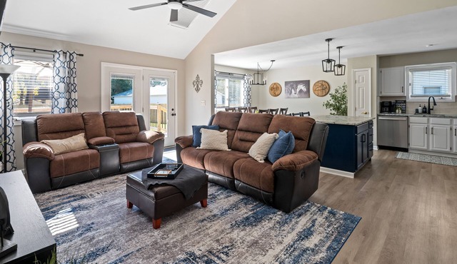 The Ville Getaway! Centrally located to EVERYTHING! Inground pool