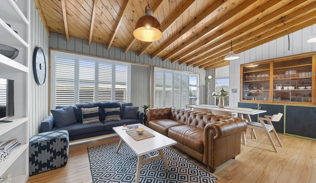 The Walnut Tree House - Martinborough Holiday Home