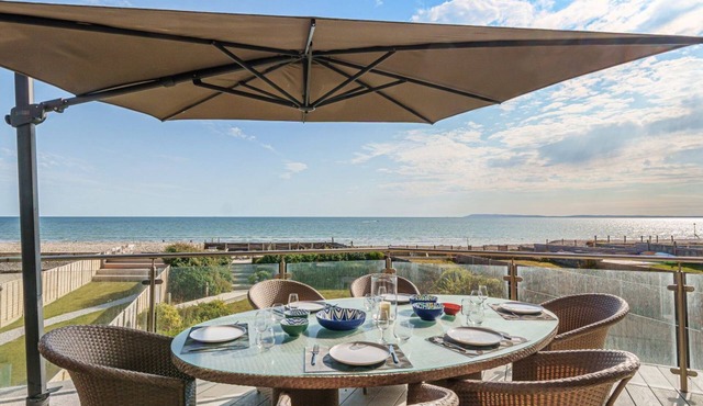 The Waterfront: Luxury Bracklesham Bay Beachfront Home – Sleeps 8