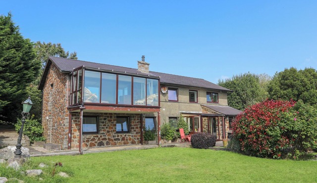 THE WELLINGTON, pet friendly, character holiday cottage in Mynytho