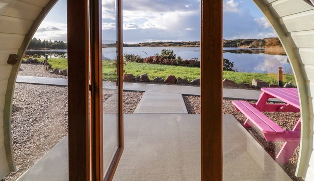 THE WHEELHOUSE POD NO. 8, romantic in Burtonport, County Donegal