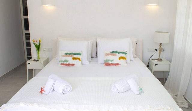 The White Beach House (Cala Llombards)