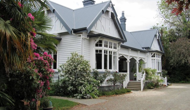 The White Elephant Accommodation - Hostel