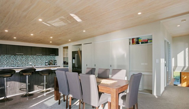 The White Haus - Waihi Beach Upstairs Holiday Unit