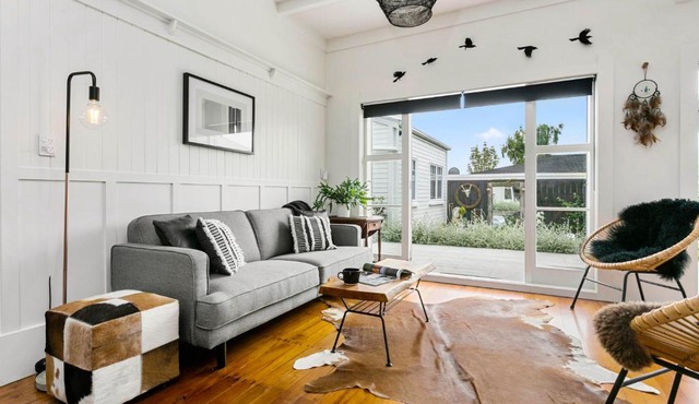 The White House A stylish bungalow with 2 bathrooms and easy walk to town