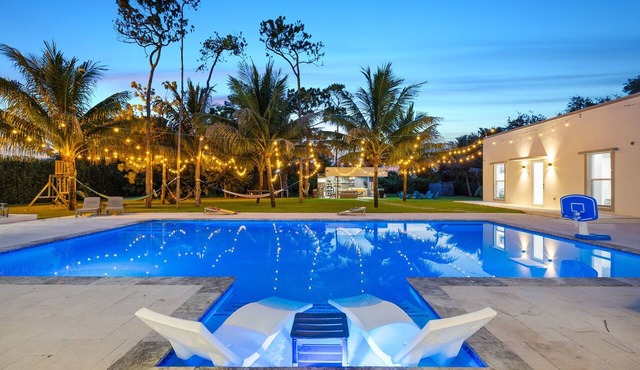 :]The White House of Miami ,Outdoor Kitchen,Nice Heated Pool/Family-Friendly:]
