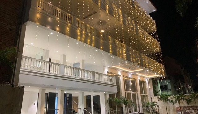 The White Lotus- Banquet & Hotel