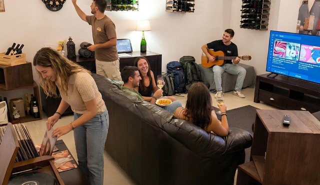 The Wine Cave, Cool & Spacious 2BR, Steps from Milano Centrale, ideal for large groups and families