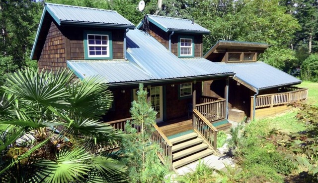 The Woodpecker Cabin on Guemes Island with Hot Tub!