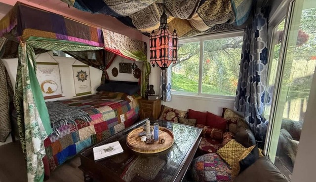 The Zen Den: Garden Patio, Hot Tub, Canopy Bed