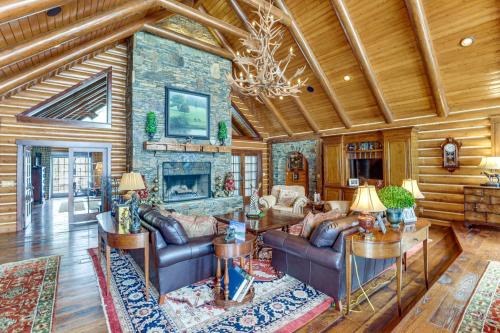 Theater, Gym, Hot Tub: Versailles 'Heritage Lodge'