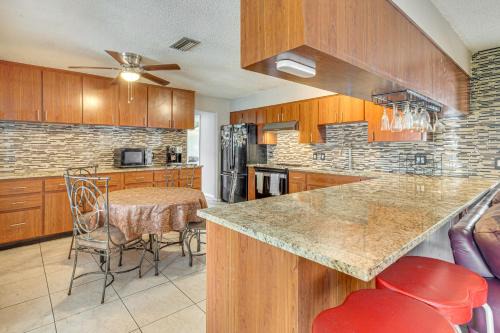 Theme Park Base! Suburban Home 14 Mi to Universal
