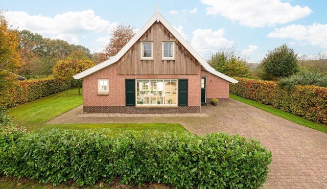 These comfortable villas are on Buitengoed Het Lageveld in a beautiful wooded area, near Almelo and Enschede, in beautiful Twente.