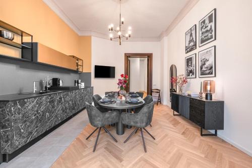 TheSuarez Group Loft, 3 BR, 2 full bath rooms, one big kitchen & living room, 120m2, family friendly, 2-6 Guests